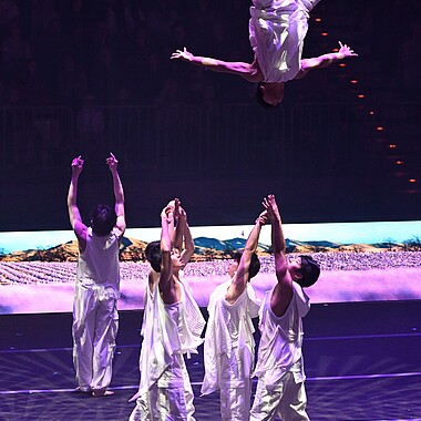 Symbolbild Akrobatik Nummer bei Feuerwerk der Turnkunst 2023