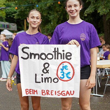 Zwei Teilnehmer werben für Smoothie und Limo am Tag des offenen Zeltes im Camp Breisach
