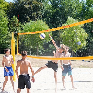 Symbolbild Teilnehmer spielen Volleyball im Camp Breisach 2026