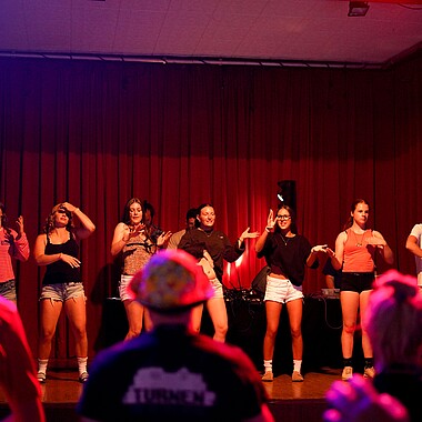 Symbolbild Teilnehmer in Disco im Camp Breisach 2026