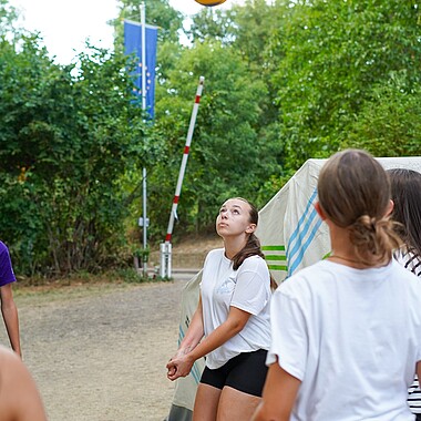 Symbolbild Teilnehmer spielen Volleyball auf dem Zeltplatz im Camp Breisach 2026