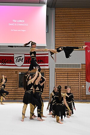 Menschenpyramide bei Auftritt