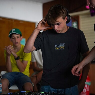 Symbolbild Teilnehmer am DJ Pult im Camp Breisach 2026
