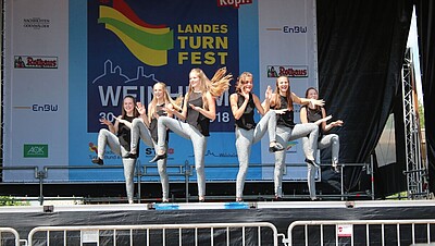 Symbolbild Teilnehmergruppe bei Auftritt auf Bühne bei Landesturnfest 2018 in Weinheim