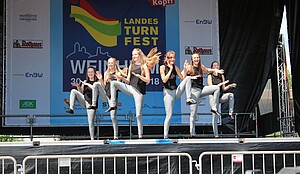 Symbolbild Teilnehmergruppe bei Auftritt auf Bühne bei Landesturnfest 2018 in Weinheim