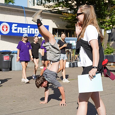 Symbolbild Teilnehmer macht Handstand in Camp Breisach 2026