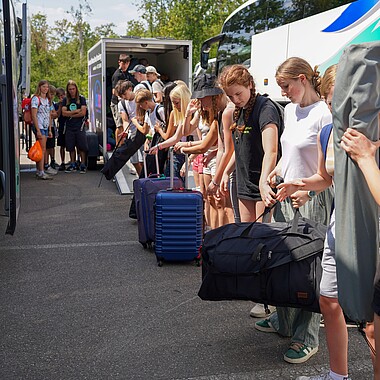 Symbolbild Teilis beim Ausladen des Buses bei der Anreise im Camp Breisach 2026