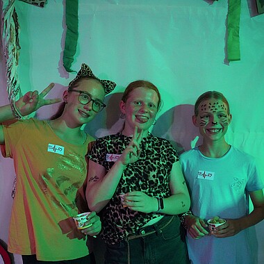 Symbolbild verkleidete Teilnehmerinnen bei der GoWild Mottoparty im Camp Breisach 2026