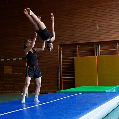 Symbolbild Turnerin turnt auf der Airtrack im Camp Breisach 2026