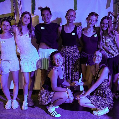 Symbolbild verkleidete Teilnehmerinnen bei der GoWild Mottoparty im Camp Breisach 2026