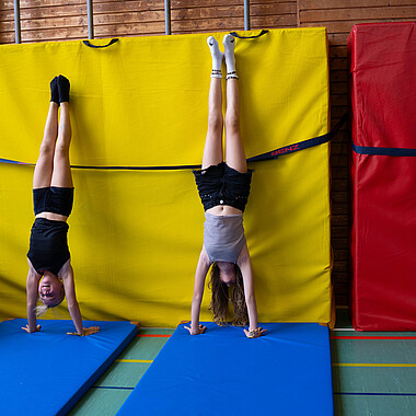 Symbolbild Handstand an der Wand beim Lagerabzeichen im Camp Breisach 2026