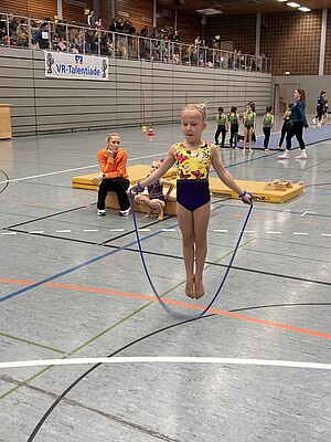 Turnerin beim Seilspringen