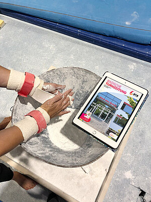 Die Badische Turnzeitung liegt als E-Magazin auf einem Magnesiaspender in der Turnhalle.