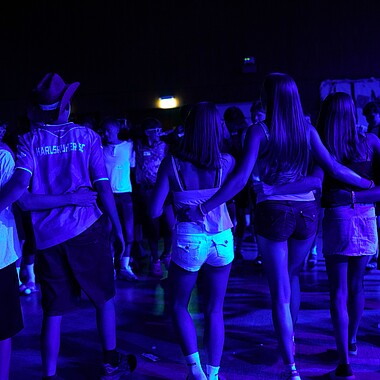 Symbolbild Teilnehmer tanzen bei der Mottoparty im Camp Breisach 2026