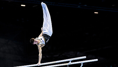 Timo Eder turnt Barren bei Turn EM 2025 in Leipzig