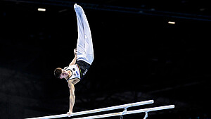 Timo Eder turnt Barren bei Turn EM 2025 in Leipzig