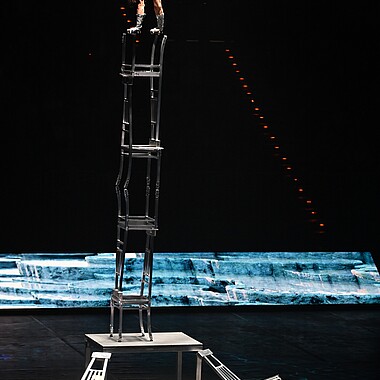 Symbolbild Stuhl Akrobatik bei Feuerwerk der Turnkunst 2025