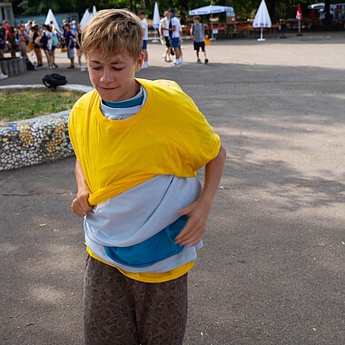 Symbolbild Teilnehmer zieht T-Shirts an beim Lagerabzeichen im Camp Breisach 2026