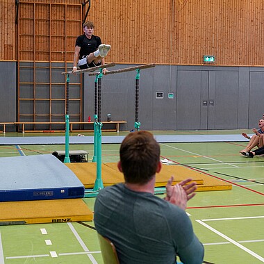 Symbolbild Teilnehmer turnt Stufenbarren bei Championchips im Camp Breisach 2026