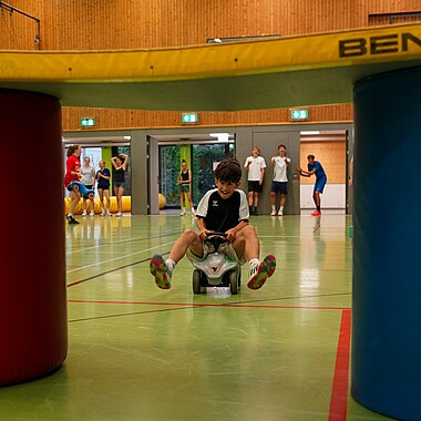 Symbolbild Teilnehmer auf einem Bobbycar bei Surprise im Camp Breisach 2026