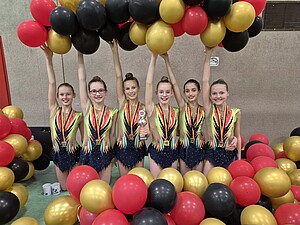 Gruppenfoto: Gruppe Solenias vom TV Mosbach mit Pokal für 2. Platz beim Deutschland-Cup Gymnastik 2026 in Dieburg
