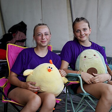 Gruppenbild zwei Teilnehmerinnen bei der Lagerfeuerromantik im Camp Breisach 2026