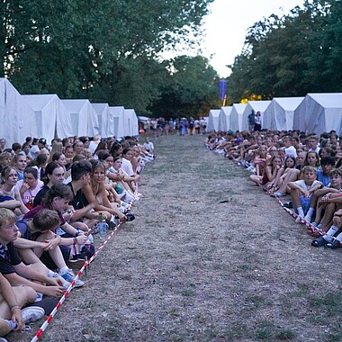 Symbolbild Teilnehmer bei Eröffnungsfeier im Camp 2026