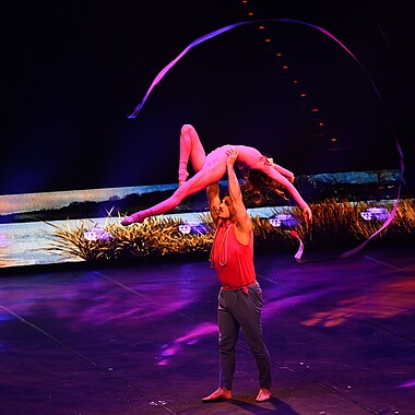 Symbolbild Akrobatik Nummer bei Feuerwerk der Turnkunst 2026