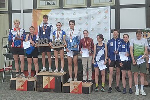 Gruppenbild: Siegerehrung Deutsche Meisterschaften Orientierungslauf Knockout Sprint Elite 2026 in Bündheim