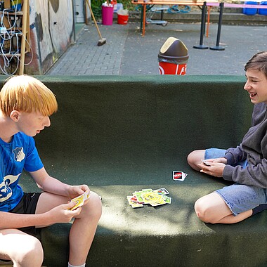 Symbolbild Teilnehmer spielen UNO im Camp Breisach 2026