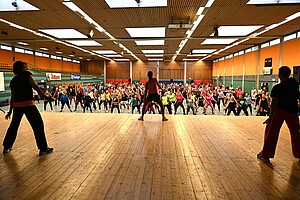 Blick von der Bühne in die Halle