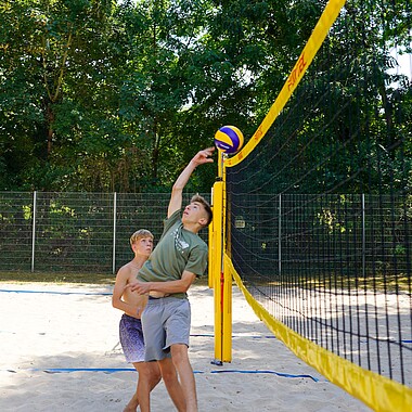 Symbolbild Teilnehmer spielen Beachvolleyball im Camp Breisach 2026