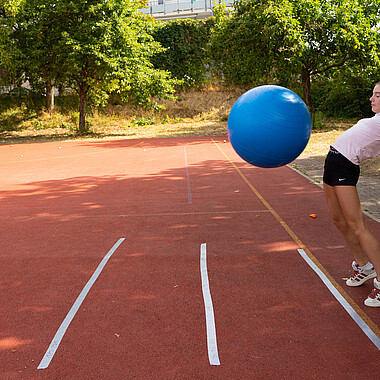 Symbolbild Teilnehmerin macht Bumsball beim Lagerabzeichen im Camp Breisach 2026