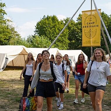 Symbolbild Teilnehmer kommen auf dem Zeltplatz an im Camp Breisach 2026