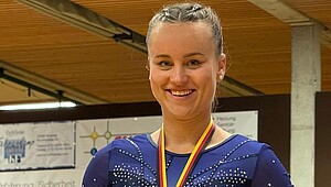 Indira Häusermann bei Siegerehrung mit Pokal und Medaille bei Deutschland-Cup 2025