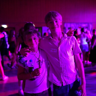 Symbolbild verkleidete Teilnehmer bei der GoWild Mottoparty im Camp Breisach 2026