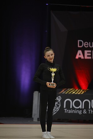 Symbolbild Sportlerin mit Pokal bei Aerobic DM 2026  in Buchholz