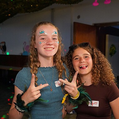 Symbolbild verkleidete Teilnehmerinnen bei der GoWild Mottoparty im Camp Breisach 2026