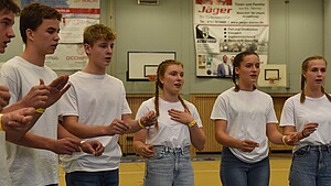 Teilnehmergruppe beim Singen