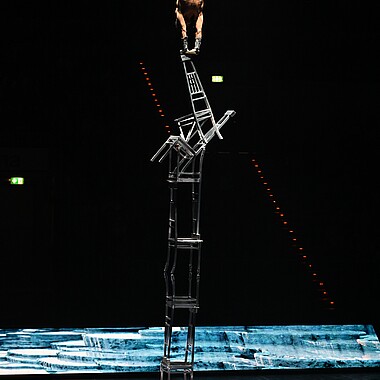 Symbolbild Stuhl Akrobatik bei Feuerwerk der Turnkunst 2025