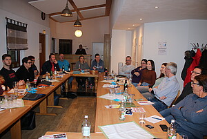 Regio-Stammtisch: Personen sitzen am Tisch