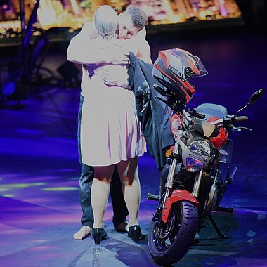 Rosemie umarmt Lukas Dauser bei Feuerwerk der Turnkunst 2026