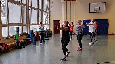 Senioren dehnen sich an den Armen