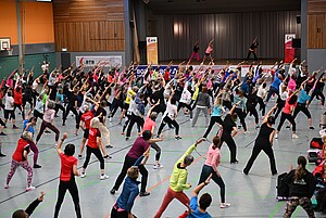 Blick in die Halle und auf die Bühne