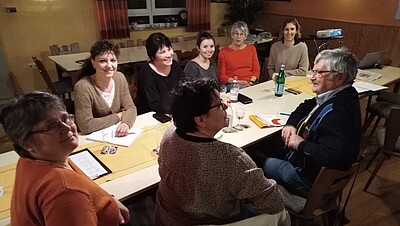 Personen sitzen am Tisch