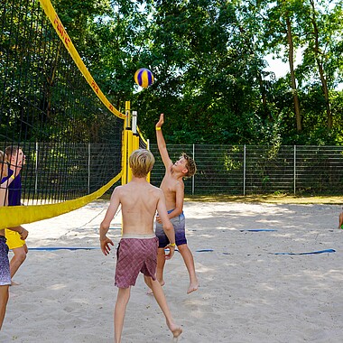 Symbolbild Teilnehmer spielen Beachvolleyball im Camp Breisach 2026