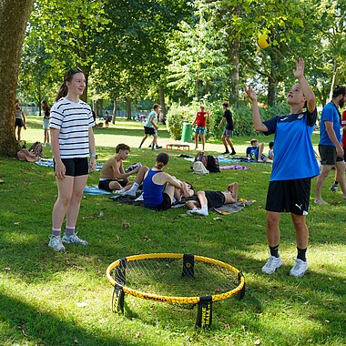 Symbolbild Teilnehmer spielen Spikeball im Camp Breisach 2026