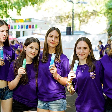 Gruppenbild Teilnehmer mit Eis beim Tag des offenen Zeltes im Camp Breisach 2026