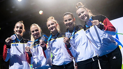 Gruppenbild Silbermedaillen Gewinnerinnen mit Medaillen bei Gerätturn-WM 2025 in Leipzig