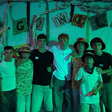 Symbolbild verkleidete Teilnehmer bei der GoWild Mottoparty im Camp Breisach 2026